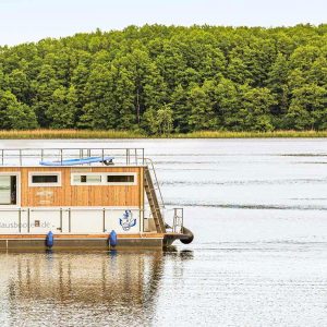 Saunahausboot auf einem See