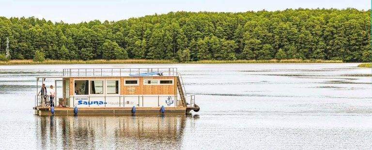 Saunahausboot auf einem See