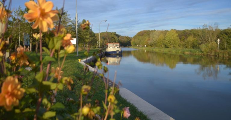 ein Hausboot am Kanal von Niderviller