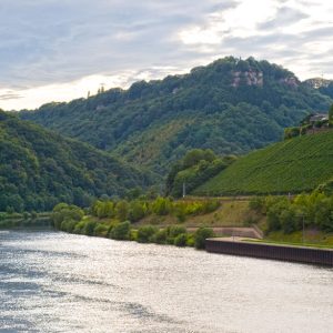 die Saar in hügeliger Landschaft