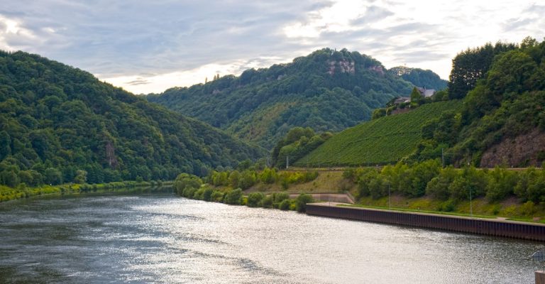 die Saar in hügeliger Landschaft