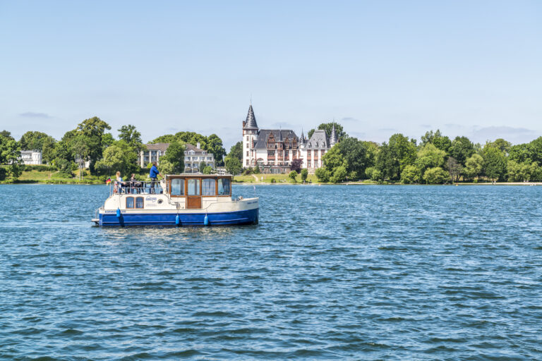 Eine Kormoran 940 vor einem Schloss