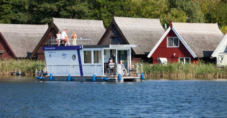 Febomobil fährt an einigen Bootshäusern vorbei