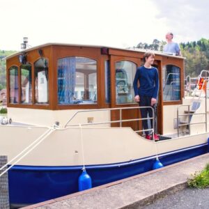 Kormoran legt in Frankreich mit einer Familie am Hafen an