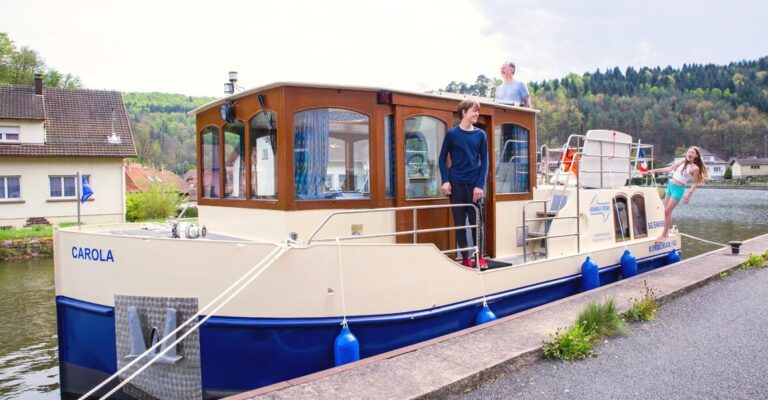 Kormoran legt in Frankreich mit einer Familie am Hafen an