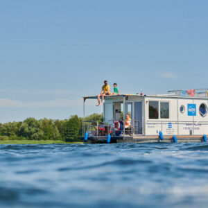 Ein Febo 1180 auf der Müritz. Eine Rollstuhlfahrerin sitzt am Steuer