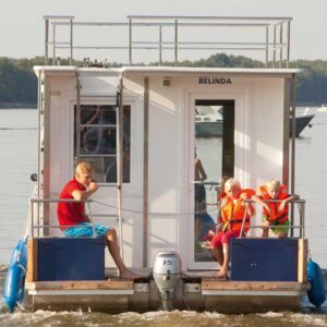 Drei Personen auf der Heckterrasse des Febo 990