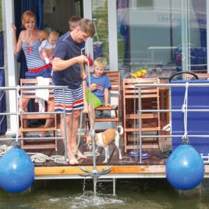 Eine Familie mit Hund auf einem Febo 990