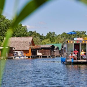 Febomobil fährt an Bootshäusern vorbei