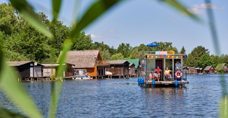 Febomobil fährt an Bootshäusern vorbei