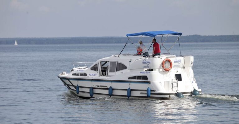 Heck der Haines 1070, ein Weißes Boot mit schwarzen Streifen am Rumpf