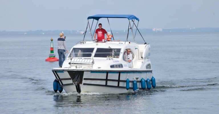 Eine Vorderansicht der Haines 1070 auf der Müritz.