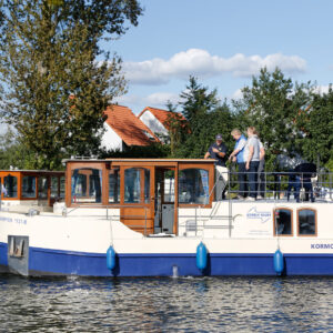 3 Personen werden an Deck in das Boot Kormoran eingewiesen