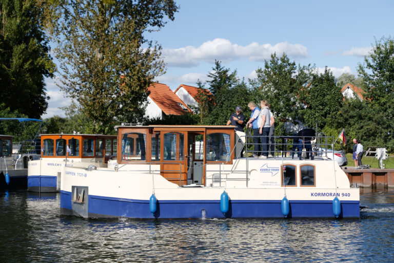 3 Personen werden an Deck in das Boot Kormoran eingewiesen