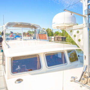 Bugansicht der Babro Beluga im Hafen der Marina Müritz.