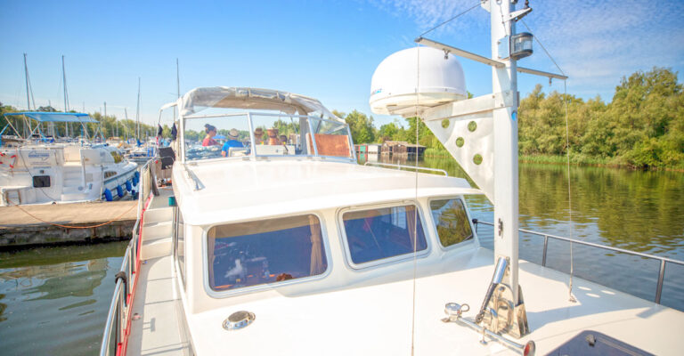 Bugansicht der Babro Beluga im Hafen der Marina Müritz.