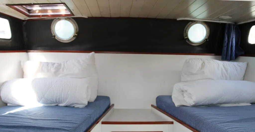 Eine Kabine im Heck mit zwei Betten