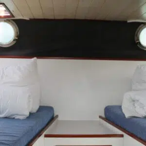 Eine Kabine im Heck mit zwei Betten