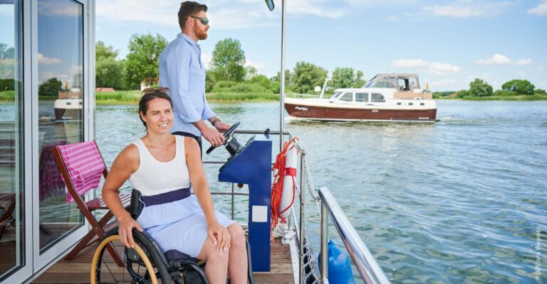 Eine Rollstuhlfahrerin auf der Terrasse eines Febomobils