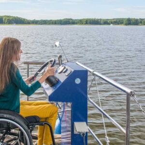 Eine Rollstuhlfahrerin am Steuer eines Febomobils