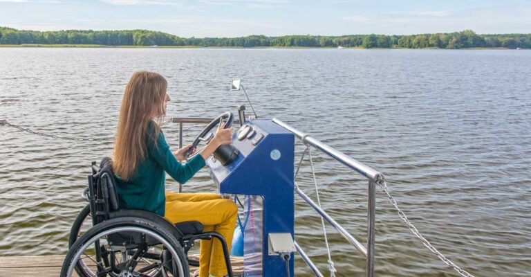 Eine Rollstuhlfahrerin am Steuer eines Febomobils