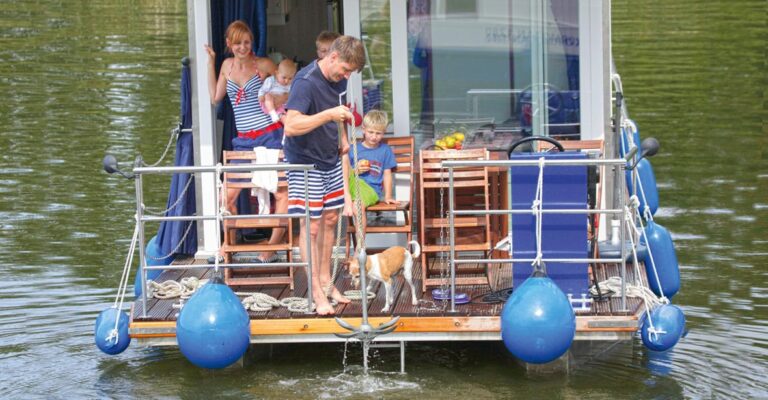 Eine Familie mit Hund auf einem Febo 990