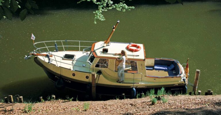 Die Grommer 800 von oben. Die Sitzecke am Heck des Bootes ist zu sehen