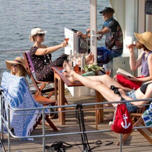 Mehrere Personen auf der großen Terrasse des Pedro H2Home