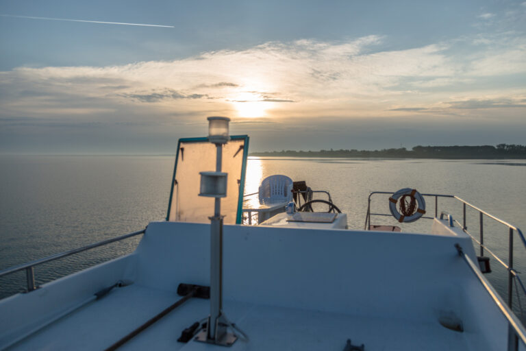 Sonnenuntergang auf einem See mit der Vetus