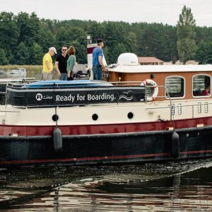 Außenansicht des Bootes Aquanaut, 5 Personen sind an Deck