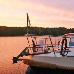 Eine Grommer 800 bei Sonnenuntergang auf der Müritz.