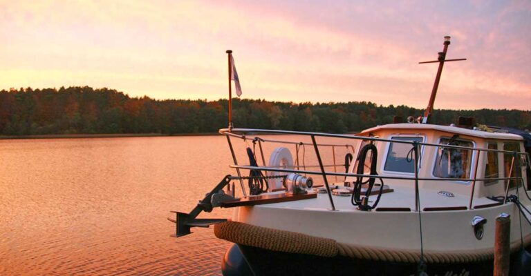 Eine Grommer 800 bei Sonnenuntergang auf der Müritz.