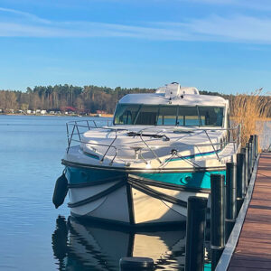 ein Hausboot liegt an einem Steg an