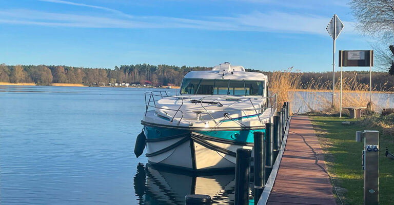 ein Hausboot liegt an einem Steg an