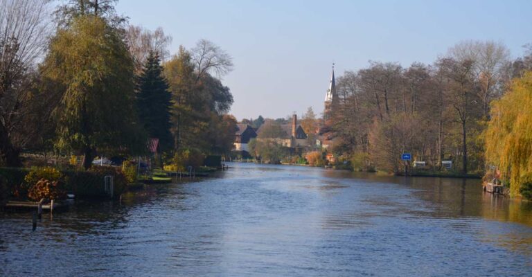 Hausboot im Herbst in Berlin