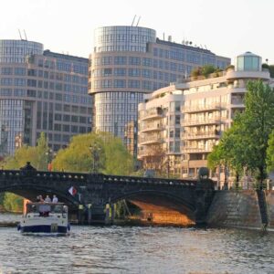 Kormoran vor einer Brücke in Berlin