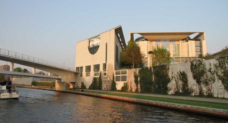 Blick auf ein Haus von einem Hausboot in Berlin