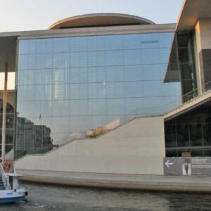 Dampfer in Berlin auf der Spree vor dem Kanzlergebäude