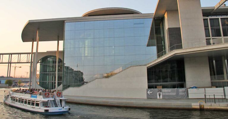 Dampfer in Berlin auf der Spree vor dem Kanzlergebäude