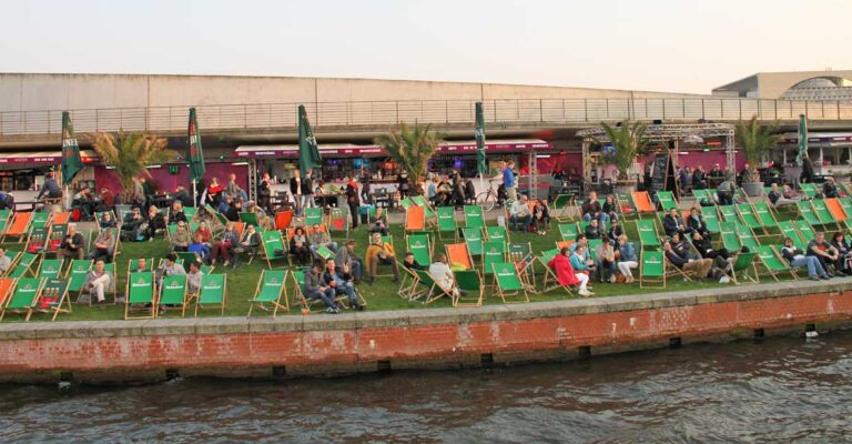 Sicht von Hausboot auf den Stadtstrand