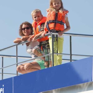 Eine Mutter und ihre zwei Kinder auf der Dachterrasse des Febo 870