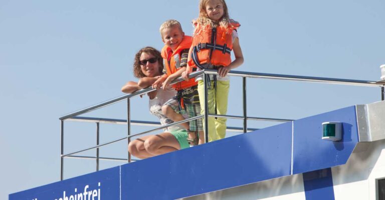 Eine Mutter und ihre zwei Kinder auf der Dachterrasse des Febo 870