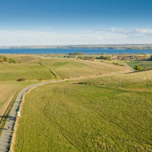 Ein Großes Feld mit einem Radweg in der Mecklenburgischen Schweiz