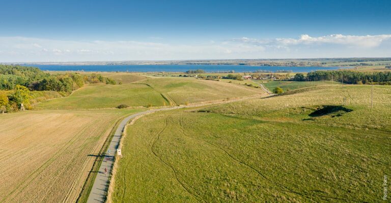 Ein Großes Feld mit einem Radweg in der Mecklenburgischen Schweiz