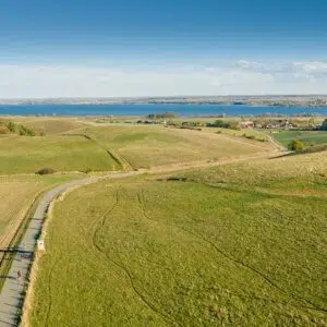 Eine Feld mit einem Radweg in der Mecklenburgischen Schweiz