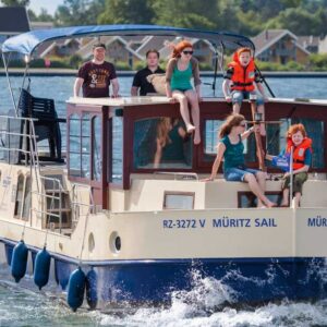 Eine Familie auf dem Deck einer Kormoran bei einer Fahrt auf der Müritz.