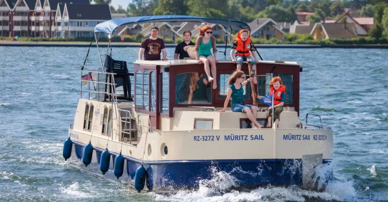 Eine Familie auf dem Deck einer Kormoran bei einer Fahrt auf der Müritz.