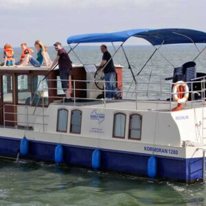 Heckansicht der Kormoran 1280 mit einer großen Badeplattform und einer Leiter zum Sonnendeck.