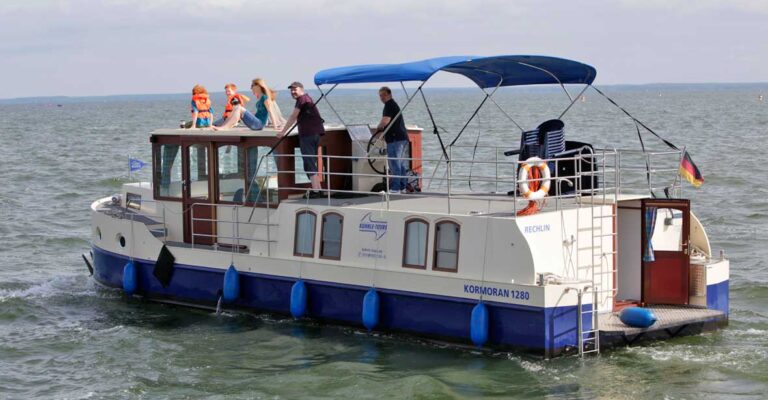 Heckansicht der Kormoran 1280 mit einer großen Badeplattform und einer Leiter zum Sonnendeck.