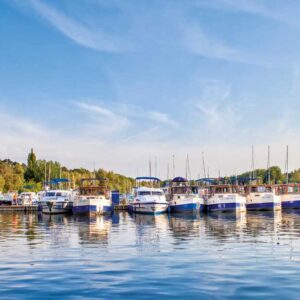 Die Basis im Hafendorf Müritz mit einer Reihe von Booten.